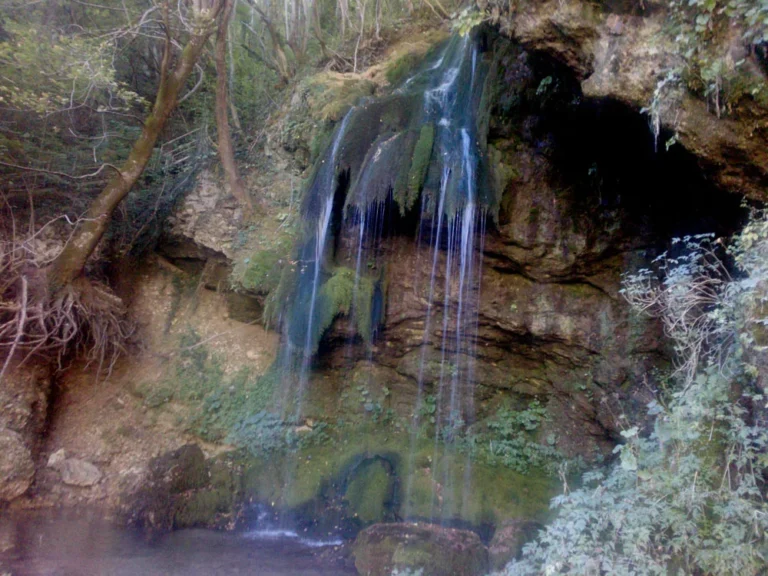 Cascata dentro una grotta