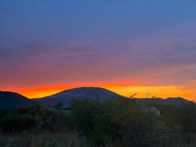 Tramonto dietro la montagna